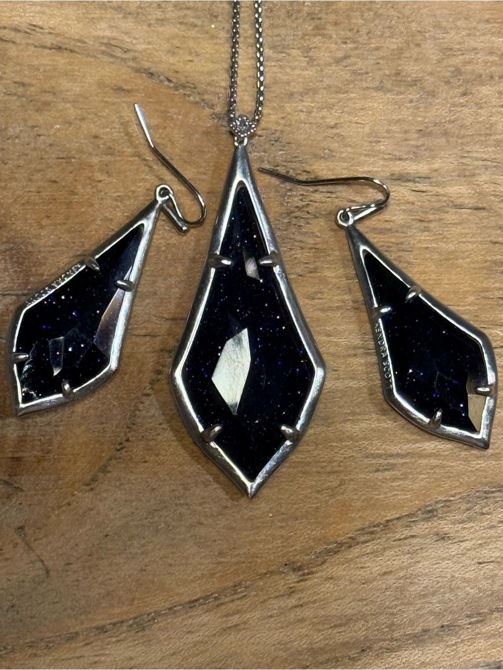 💕FLASH SALE Kendra Scott Silver Midnight Blue Glass Pendant & Earring Set.